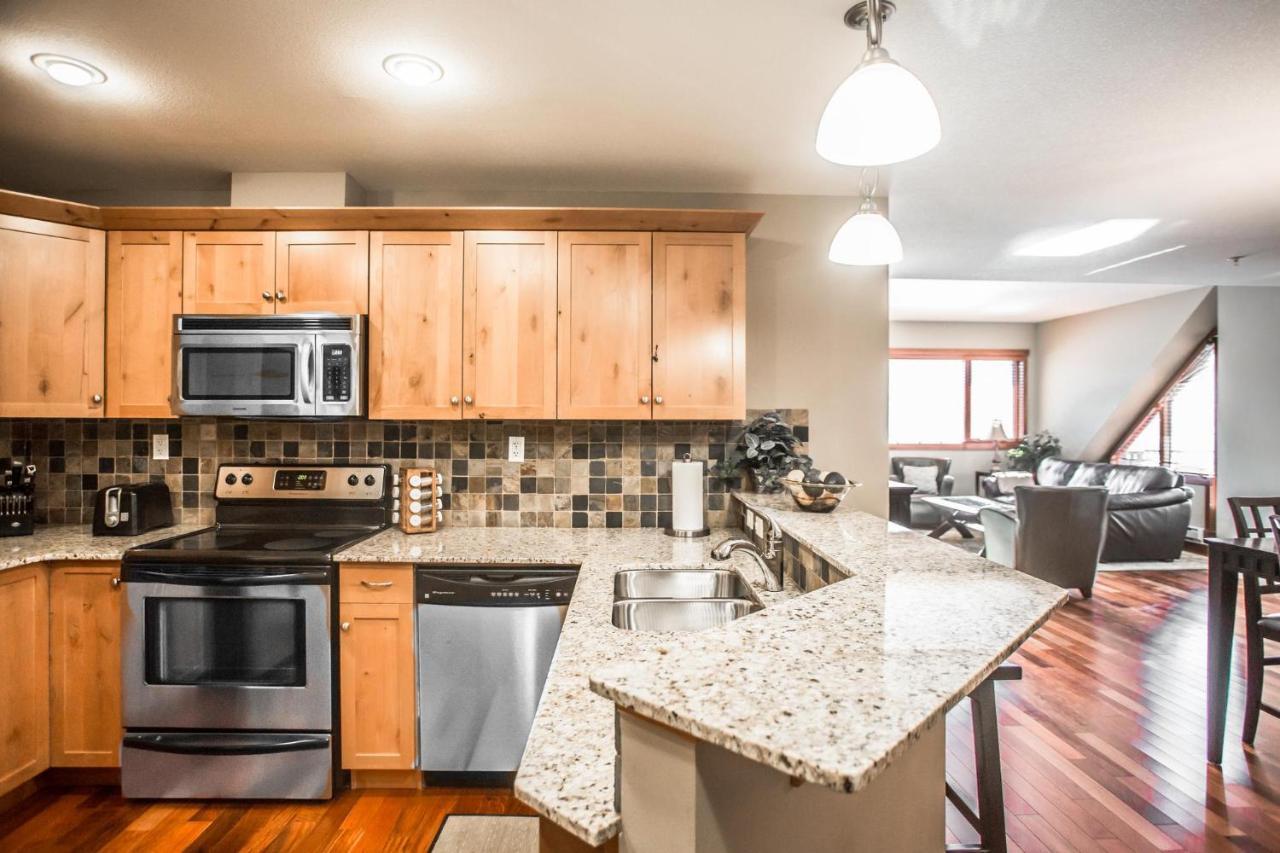 Вилла The Lookout - Top Floor Corner Unit With Stunning Views Канмор Экстерьер фото