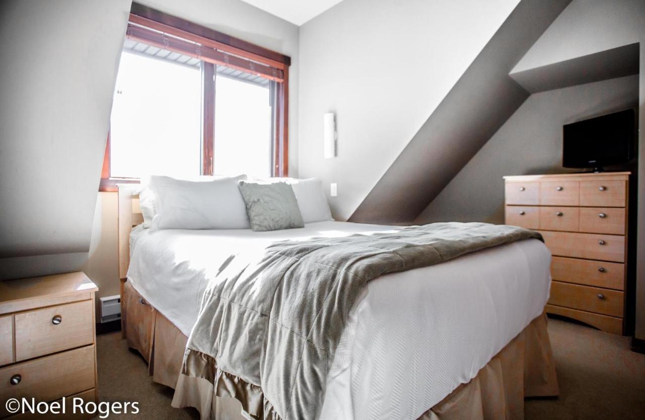 Вилла The Lookout - Top Floor Corner Unit With Stunning Views Канмор Экстерьер фото