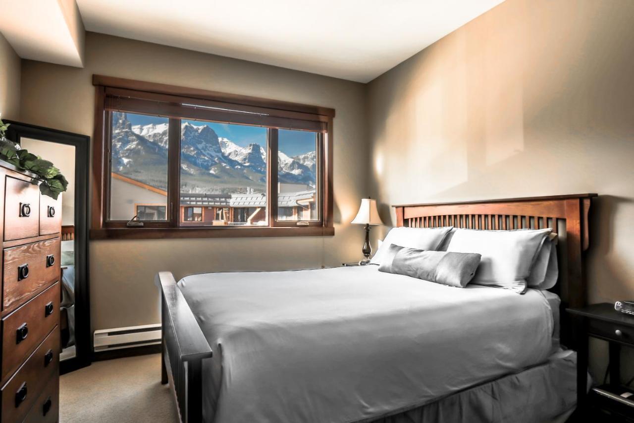 Вилла The Lookout - Top Floor Corner Unit With Stunning Views Канмор Экстерьер фото