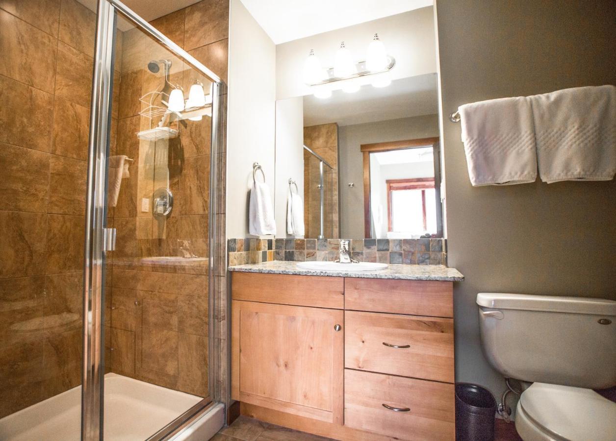 Вилла The Lookout - Top Floor Corner Unit With Stunning Views Канмор Экстерьер фото