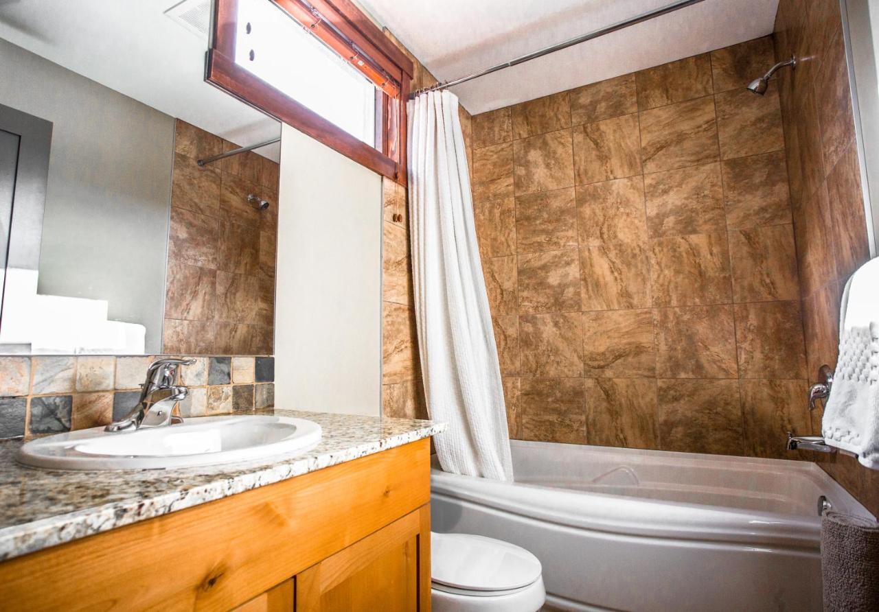 Вилла The Lookout - Top Floor Corner Unit With Stunning Views Канмор Экстерьер фото